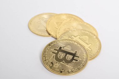 Bitcoin beyaz arka planda izole edilmiş. Kripto para birimi. Altın bitcoin maddi altın sikke. Kripto para biriminin sembolü