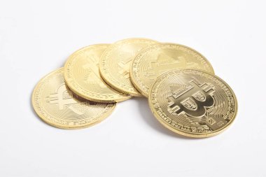 Bitcoin beyaz arka planda izole edilmiş. Kripto para birimi. Altın bitcoin maddi altın sikke. Kripto para biriminin sembolü
