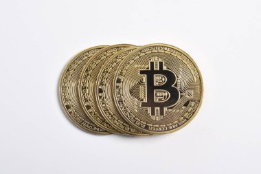 Bitcoin beyaz arka planda izole edilmiş. Kripto para birimi. Altın bitcoin maddi altın sikke. Kripto para biriminin sembolü