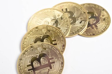Bitcoin beyaz arka planda izole edilmiş. Kripto para birimi. Yakın çekim, Altın Bitcoin Grubu maddi altın madeni para. Kripto para biriminin sembolü