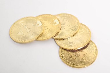 Bitcoin beyaz arka planda izole edilmiş. Kripto para birimi. Altın bitcoin maddi altın sikke. Kripto para biriminin sembolü