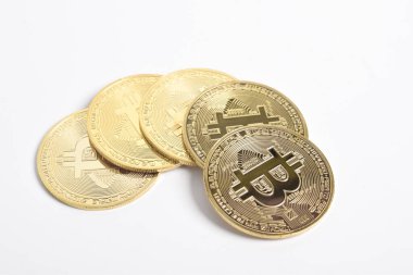 Bitcoin beyaz arka planda izole edilmiş. Kripto para birimi. Altın bitcoin maddi altın sikke. Kripto para biriminin sembolü