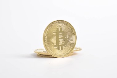Bitcoin beyaz arka planda izole edilmiş. Kripto para birimi. Altın bitcoin maddi altın sikke. Kripto para biriminin sembolü