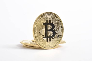 Bitcoin beyaz arka planda izole edilmiş. Kripto para birimi. Altın bitcoin maddi altın sikke. Kripto para biriminin sembolü