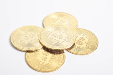 Bitcoin beyaz arka planda izole edilmiş. Kripto para birimi. Altın bitcoin maddi altın sikke. Kripto para biriminin sembolü