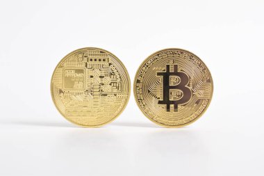 Bitcoin beyaz arka planda izole edilmiş. Kripto para birimi. Altın bitcoin maddi altın sikke. Kripto para biriminin sembolü