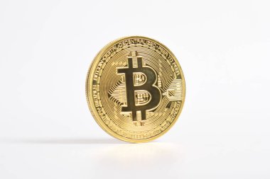 Bitcoin beyaz arka planda izole edilmiş. Kripto para birimi. Altın bitcoin maddi altın sikke. Kripto para biriminin sembolü