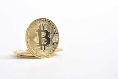 Bitcoin beyaz arka planda izole edilmiş. Kripto para birimi. Altın bitcoin maddi altın sikke. Kripto para biriminin sembolü