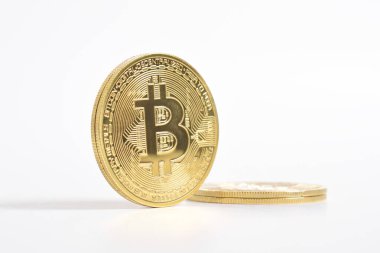Bitcoin beyaz arka planda izole edilmiş. Kripto para birimi. Altın bitcoin maddi altın sikke. Kripto para biriminin sembolü