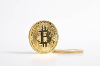 Bitcoin beyaz arka planda izole edilmiş. Kripto para birimi. Altın bitcoin maddi altın sikke. Kripto para biriminin sembolü