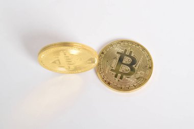 Bitcoin beyaz arka planda izole edilmiş. Kripto para birimi. Altın bitcoin maddi altın sikke. Kripto para biriminin sembolü