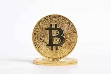 Bitcoin beyaz arka planda izole edilmiş. Kripto para birimi. Altın bitcoin maddi altın sikke. Kripto para biriminin sembolü