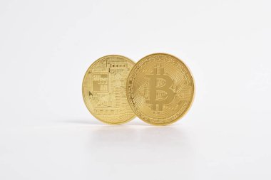 Bitcoin beyaz arka planda izole edilmiş. Kripto para birimi. Altın bitcoin maddi altın sikke. Kripto para biriminin sembolü
