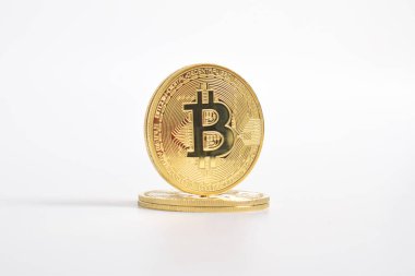 Bitcoin beyaz arka planda izole edilmiş. Kripto para birimi. Altın bitcoin maddi altın sikke. Kripto para biriminin sembolü