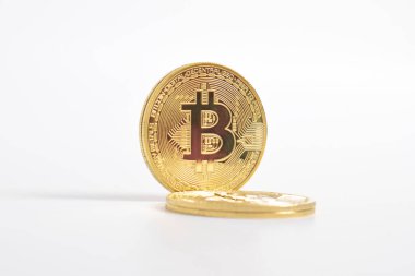 Bitcoin beyaz arka planda izole edilmiş. Kripto para birimi. Altın bitcoin maddi altın sikke. Kripto para biriminin sembolü