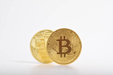 Bitcoin beyaz arka planda izole edilmiş. Kripto para birimi. Altın bitcoin maddi altın sikke. Kripto para biriminin sembolü