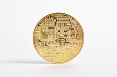 Bitcoin beyaz arka planda izole edilmiş. Kripto para birimi. Altın bitcoin maddi altın sikke. Kripto para biriminin sembolü