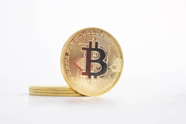 Bitcoin beyaz arka planda izole edilmiş. Kripto para birimi. Altın bitcoin maddi altın sikke. Kripto para biriminin sembolü