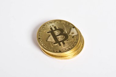 Bitcoin beyaz arka planda izole edilmiş. Kripto para birimi. Altın bitcoin maddi altın sikke. Kripto para biriminin sembolü