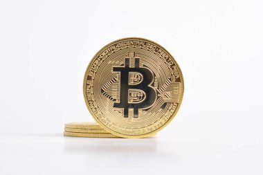 Bitcoin beyaz arka planda izole edilmiş. Kripto para birimi. Altın bitcoin maddi altın sikke. Kripto para biriminin sembolü