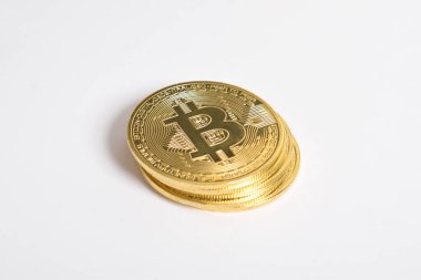 Bitcoin beyaz arka planda izole edilmiş. Kripto para birimi. Altın bitcoin maddi altın sikke. Kripto para biriminin sembolü