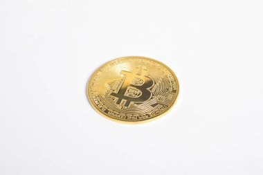 Bitcoin beyaz arka planda izole edilmiş. Kripto para birimi. Altın bitcoin maddi altın sikke. Kripto para biriminin sembolü