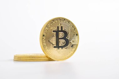 Bitcoin beyaz arka planda izole edilmiş. Kripto para birimi. Altın bitcoin maddi altın sikke. Kripto para biriminin sembolü