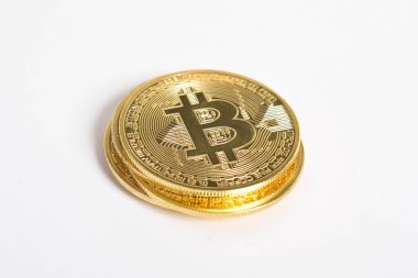 Bitcoin beyaz arka planda izole edilmiş. Kripto para birimi. Altın bitcoin maddi altın sikke. Kripto para biriminin sembolü