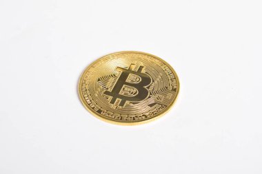 Bitcoin beyaz arka planda izole edilmiş. Kripto para birimi. Altın bitcoin maddi altın sikke. Kripto para biriminin sembolü