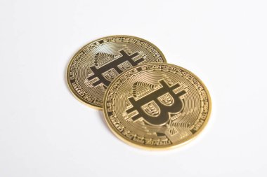 Bitcoin beyaz arka planda izole edilmiş. Kripto para birimi. Altın bitcoin maddi altın sikke. Kripto para biriminin sembolü