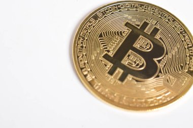 Bitcoin beyaz arka planda izole edilmiş. Kripto para birimi. Altın bitcoin maddi altın sikke. Kripto para biriminin sembolü