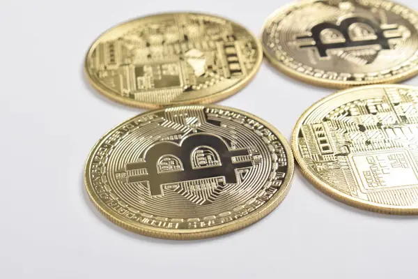 Bitcoin beyaz arka planda izole edilmiş. Kripto para birimi. Altın bitcoin maddi altın sikke. Kripto para biriminin sembolü