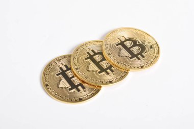 Bitcoin beyaz arka planda izole edilmiş. Kripto para birimi. Altın Bitcoin grubu, maddi altın sikke. Kripto para biriminin sembolü