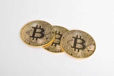 Bitcoin beyaz arka planda izole edilmiş. Kripto para birimi. Altın Bitcoin grubu, maddi altın sikke. Kripto para biriminin sembolü