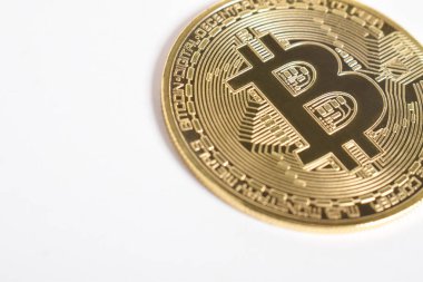 Bitcoin beyaz arka planda izole edilmiş. Kripto para birimi. Altın bitcoin maddi altın sikke. Kripto para biriminin sembolü