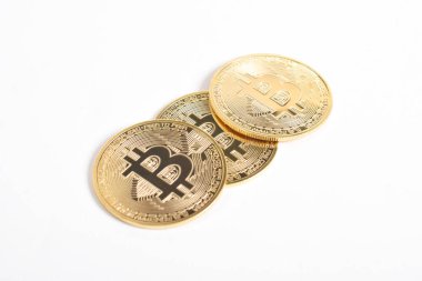 Bitcoin beyaz arka planda izole edilmiş. Kripto para birimi. Altın bitcoin maddi altın sikke. Kripto para biriminin sembolü