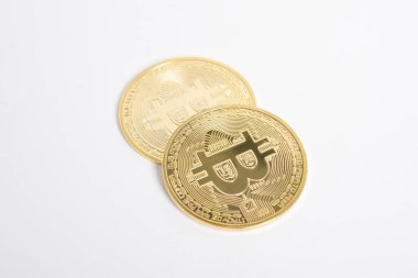 Bitcoin beyaz arka planda izole edilmiş. Kripto para birimi. Altın bitcoin maddi altın sikke. Kripto para biriminin sembolü