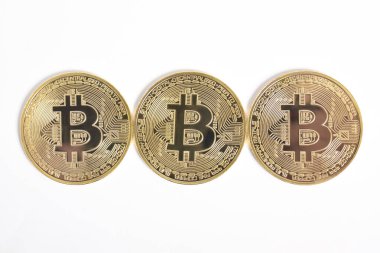 Bitcoin beyaz arka planda izole edilmiş. Kripto para birimi. Altın bitcoin maddi altın sikke. Kripto para biriminin sembolü