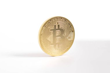 Bitcoin beyaz arka planda izole edilmiş. Kripto para birimi. Altın bitcoin maddi altın sikke. Kripto para biriminin sembolü