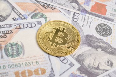 100 dolarlık banknotlarda Bitcoin 'in altın sembolik parası. Bitcoin 'i bir dolarla takas et. Amerikan dolarları üzerinde kripto para birimi. Tasarruf, yatırım konsepti. Dijital modern ödeme yöntemi