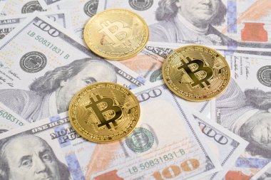 100 dolarlık banknotlarda Bitcoin 'in altın sembolik parası. Bitcoin 'i bir dolarla takas et. Amerikan dolarları üzerinde kripto para birimi. Tasarruf, yatırım konsepti. Dijital modern ödeme yöntemi
