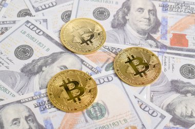 100 dolarlık banknotlarda Bitcoin 'in altın sembolik parası. Bitcoin 'i bir dolarla takas et. Amerikan dolarları üzerinde kripto para birimi. Tasarruf, yatırım konsepti. Dijital modern ödeme yöntemi