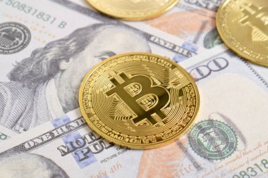 100 dolarlık banknotlarda Bitcoin 'in altın sembolik parası. Bitcoin 'i bir dolarla takas et. Amerikan dolarları üzerinde kripto para birimi. Tasarruf, yatırım konsepti. Dijital modern ödeme yöntemi