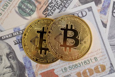 100 dolarlık banknotlarda Bitcoin 'in altın sembolik parası. Bitcoin 'i bir dolarla takas et. Amerikan dolarları üzerinde kripto para birimi. Tasarruf, yatırım konsepti. Dijital modern ödeme yöntemi