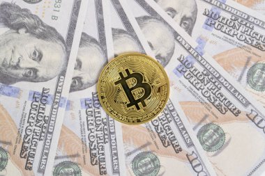 100 dolarlık banknotlarda Bitcoin 'in altın sembolik parası. Bitcoin 'i bir dolarla takas et. Amerikan dolarları üzerinde kripto para birimi. Tasarruf, yatırım konsepti. Dijital modern ödeme yöntemi