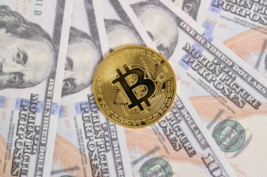 100 dolarlık banknotlarda Bitcoin 'in altın sembolik parası. Bitcoin 'i bir dolarla takas et. Amerikan dolarları üzerinde kripto para birimi. Tasarruf, yatırım konsepti. Dijital modern ödeme yöntemi