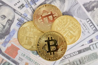 100 dolarlık banknotlarda Bitcoin 'in altın sembolik parası. Bitcoin 'i bir dolarla takas et. Amerikan dolarları üzerinde kripto para birimi. Tasarruf, yatırım konsepti. Dijital modern ödeme yöntemi