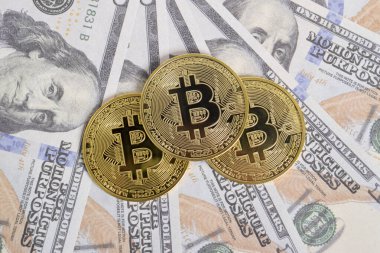 100 dolarlık banknotlarda Bitcoin 'in altın sembolik parası. Bitcoin 'i bir dolarla takas et. Amerikan dolarları üzerinde kripto para birimi. Tasarruf, yatırım konsepti. Dijital modern ödeme yöntemi