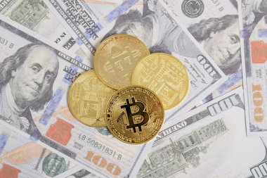 100 dolarlık banknotlarda Bitcoin 'in altın sembolik parası. Bitcoin 'i bir dolarla takas et. Amerikan dolarları üzerinde kripto para birimi. Tasarruf, yatırım konsepti. Dijital modern ödeme yöntemi