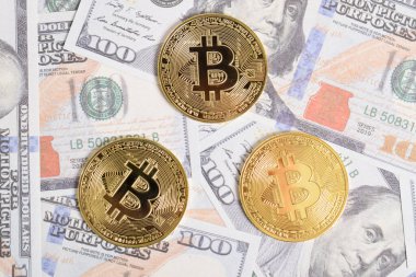 100 dolarlık banknotlarda Bitcoin 'in altın sembolik parası. Bitcoin 'i bir dolarla takas et. Amerikan dolarları üzerinde kripto para birimi. Tasarruf, yatırım konsepti. Dijital modern ödeme yöntemi